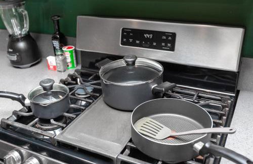 Spacious Luxury Villas in the heart of LA! Free parking and Jacuzzi - Photo 53