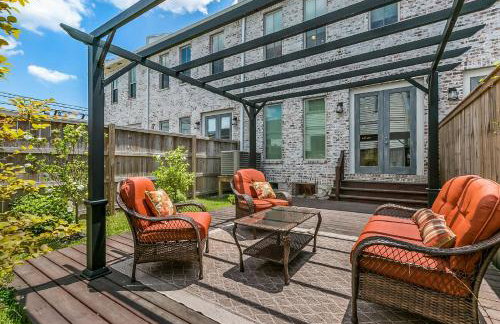 Spacious Loft-Style 3BR Townhouse by Hosteeva - Photo 14