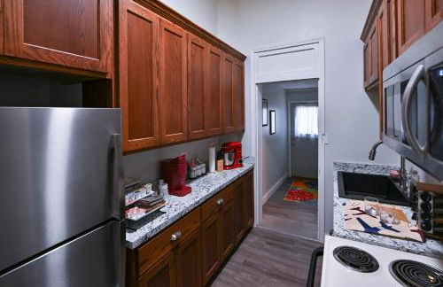 Dual patios, Free Laundry Service, College steps - Foto 14