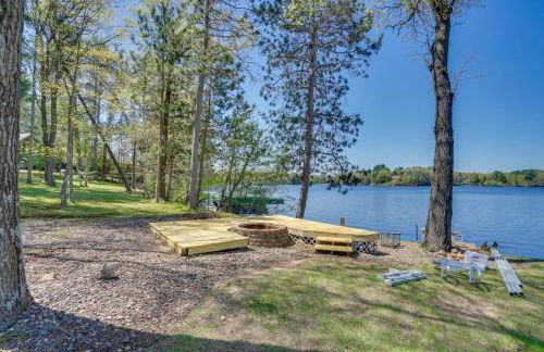 Spacious Lakefront New Auburn Home with Sunroom - Foto 31