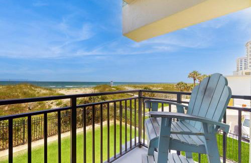 Modern oceanfront condo with outdoor pool, balcony, & washer/dryer - Foto 22