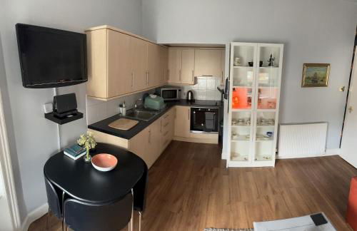 Edinburgh TWO BEDROOM apartment with free side street parking 24 hours - Foto 8
