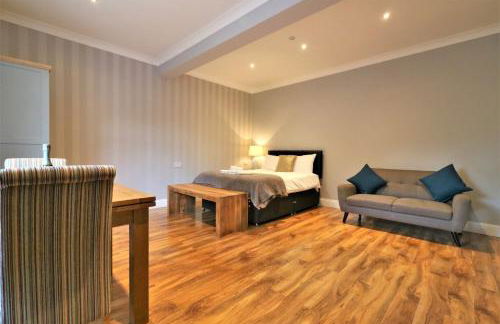 Signature - Linden Cottage Room 1 - Photo 2