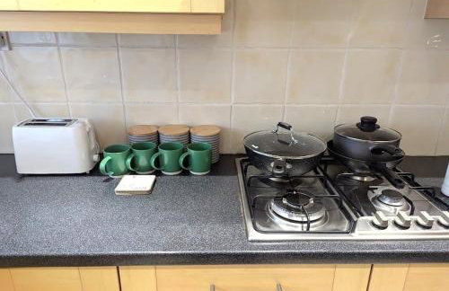 A cosy & stylish two-bed bungalow with garden & parking, close to a shopping centre, motorways and bus stops - Foto 19