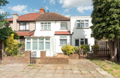 Spacious 4 Bed House Free Parking Near Station - Pass the Keys - Foto 18