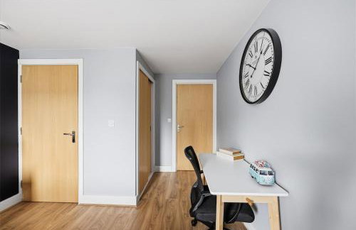 Elegant 2 Bedroom Apartment with Balcony - Near the High Street - Free Parking, Fast Wifi and Sky TV by Yoko Property - Foto 4