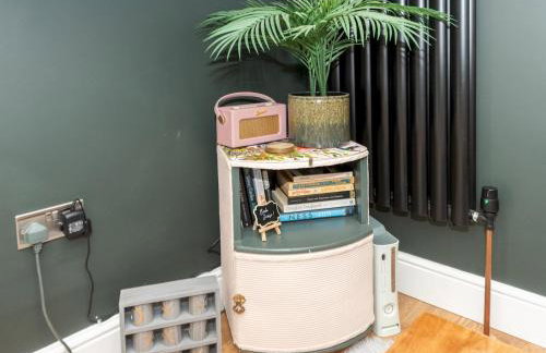 The Lodge - Elegant Comfort in a Peaceful Setting - Photo 8