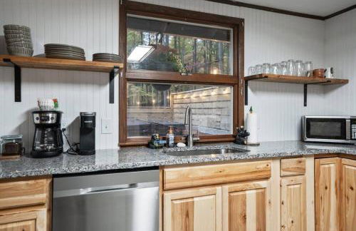 Cozy Bear-Themed Mountain Cabin, Relaxing Hot Tub - Foto 17