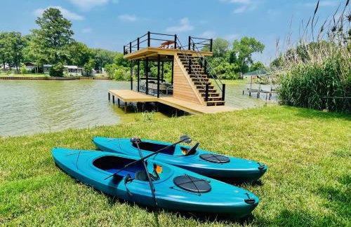 The Benjamin I - 2022 Built Luxury Retreat with Backyard Paradise with Hot Tub Outdoor Movie Screen Dock & Boat Rental - Foto 2