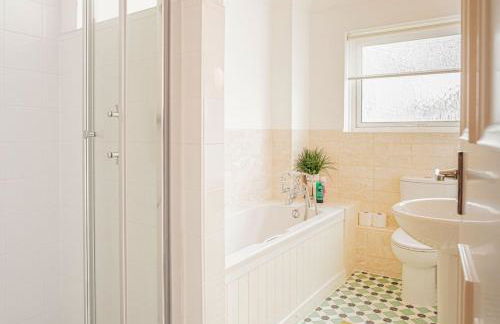 Central 2 Bed House w/ Garden and Free Parking! - Photo 38