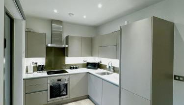 Stylish 2BR Apartment with Balcony & Views - Foto 5