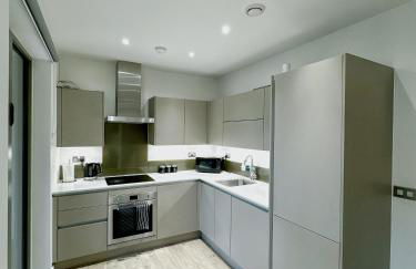 Stylish 2BR Apartment with Balcony & Views - Foto 5