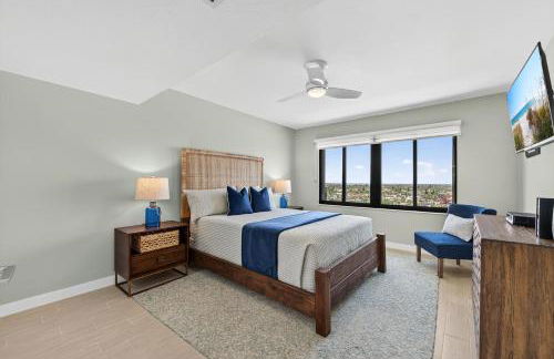 Renovated direct oceanfront condo with spacious balcony, heated pool, and garage parking - Foto 26