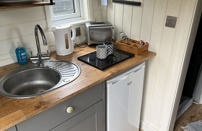 Cabin - Sleeps 2 hot tub & Parking - Photo 4