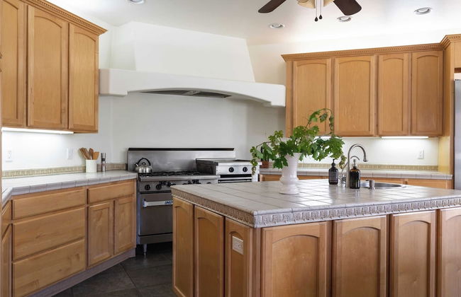 Wilson Creek Manor By Avantstay Sleeps 10! Amazing Estate w/ Pool & Game Room - Photo 13