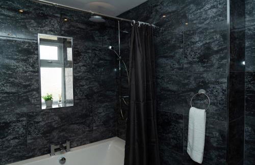 4 Bed Failsworth Home - 3 Bathrooms - Free Parking - Ideal For Contractors & Families - FREE 1 HR EARLY CHECK-IN OR 1 HR LATE CHECK-OUT FOR 2 NIGHT STAY BOOKINGS UNTIL THE END OF MAY - Foto 31