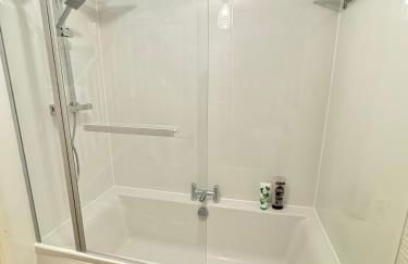 4 bedroom, Sleeps 12, Free Parking - Foto 11