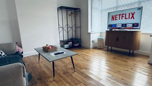 Near Station - Spacious 4-Bed Home with Parking - Foto 2