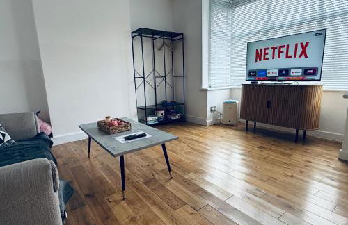 Near Station - Spacious 4-Bed Home with Parking - Foto 2