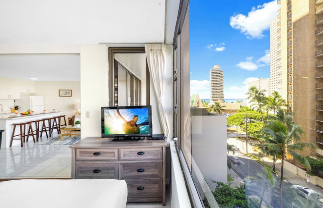 Partial Ocean View Condo with 2 Beds and Parking - Foto 38