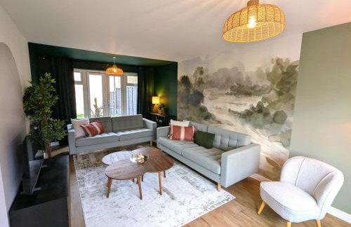 CHERRYTREES 5 Bed House, Sleeps 10, 3 Bathrooms, Parking, Ideal for Groups and Work Stays - Foto 2