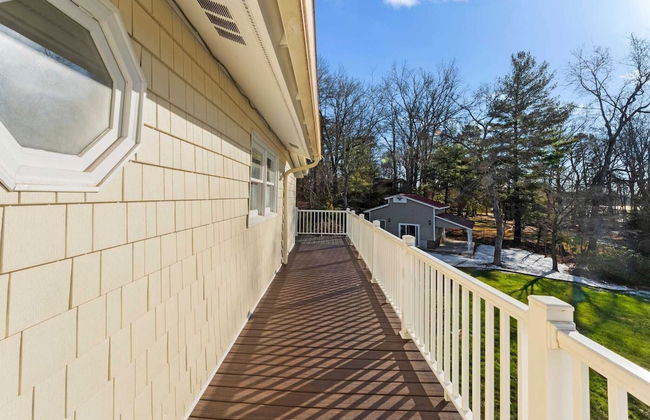 Pleasant Cove Waterfront Getaway With Fire Pit, Deck, and Lake Views - Foto 8