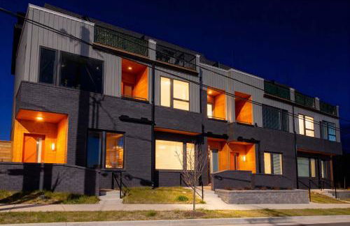 Private Home with Rooftop Game Room near Downtown - Foto 65