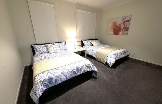 Luxury 9 BRM House in Melbourne - Photo 2