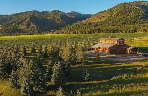 The Barn at Dancing Deer Ranch in Bedford - Photo 40