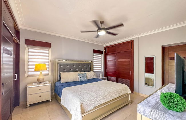 Incredible 3 BR Penthouse w BBQ Jacuzzi - Photo 13