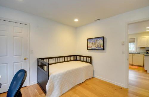 Central 4-Acre Cottage with Deck Walk to Bay! - Foto 16