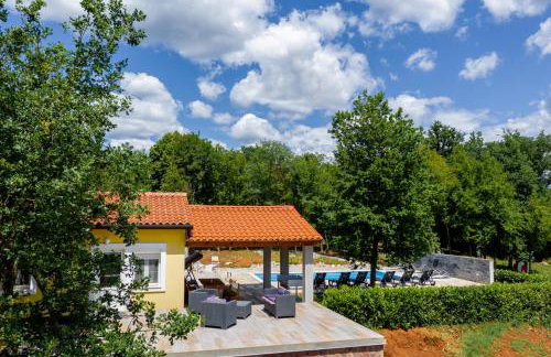 Beautiful villa Eden with pool and jacuzzi immersed in the vegetation - Foto 26