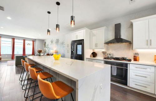 HostWise Stays - The Charlotte - Rooftop patio, Garage Parking, Prime Location, Large 3 Story Home - Foto 14