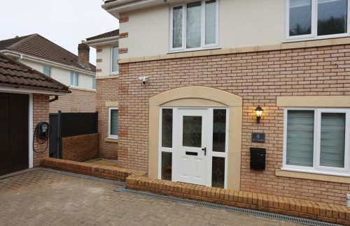 Is Y Coed Place By N And N Stays Ltd, Spacious 5 bed house in Wenvoe Cardiff, With Free Private Parking, Garden and WIFI - Photo 61