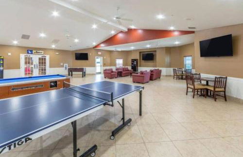 Enjoy mini golf, arcade games, and pools with Family in 2BD Orlando condo - Foto 48