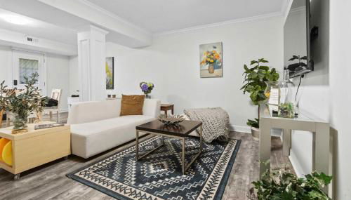 6 Min to North Hills - Private deck - In Unit Washer and Dryer - Foto 3