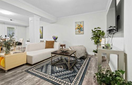 6 Min to North Hills - Private deck - In Unit Washer and Dryer - Foto 3