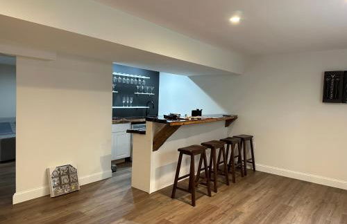 New Farmhouse, King Beds, Game Room, Hot Tub & View! - Foto 17