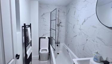 New 4 Bed House Sleeps up to 8 People - Foto 4, Shower