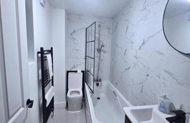 New 4 Bed House Sleeps up to 8 People - Foto 4