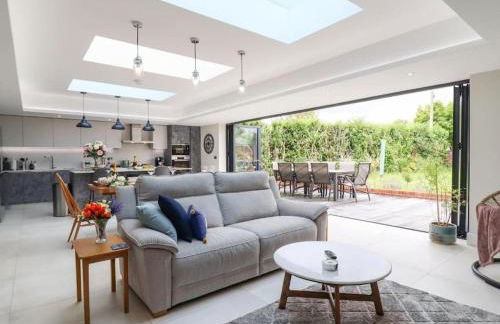 Homely 6 bed Cottage 30 mins to Heathrow, London, Legoland, Windsor Castle - Photo 1