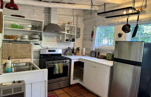 Log Casita Overlooking Pond and Waterfall near Taos, New Mexico - Foto 17