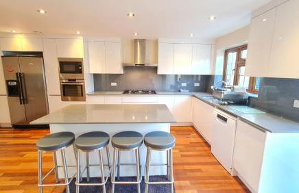 Luxury London House Sleeps x 16, Free Parking, Free Wifi, Garden Patio, Close to tube line easy access to Central London - Foto 1