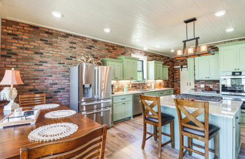 Riverfront Mountain View Cabin with Deck and Grill! - Foto 8