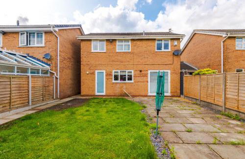 4BR Home for 8, Full Kitchen, Parking, WiFi in Northwich - Photo 26