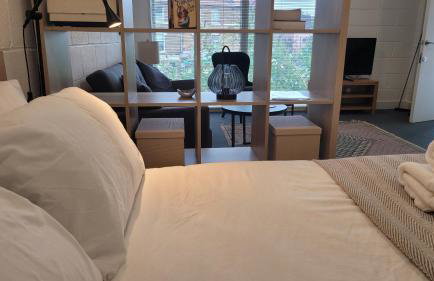 Sunny and spacious studio near the station - Photo 3