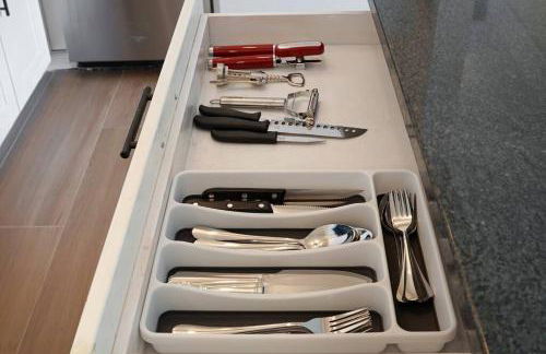 Mountain View 2BR 1 Bath Retreat with Private Lanai - Photo 36