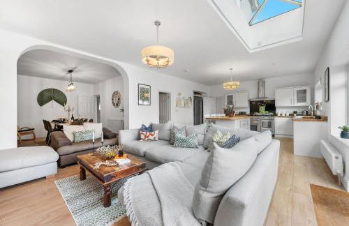 LONG TERM STAY SPECIAL OFFER AVAILABLE! 5-Bedroom Spacious, Stunning Design, Sociable Areas & Cosy House Near South Downs Park, Sleeps 11 with GAMES Room, PRIVATE PARKING and GARDEN - by Blue Puffin Stays - Foto 12