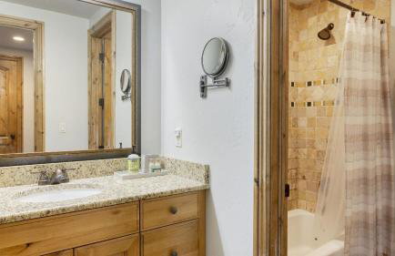 Blue Skies Lakeside Family-friendly Getaway w/ Hot Tub & BBQ - Foto 46