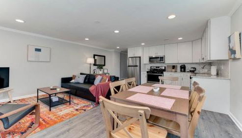 Stylish 3BR 3BA Colonial House by CozySuites - Foto 3